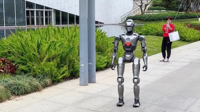 PM01 di EngineAI: il robot umanoide migliora ulteriormente la camminata