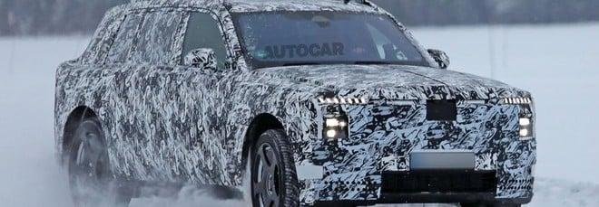 Rolls-Royce prepara il secondo modello elettrico e sarà un SUV: ecco le prime foto spia