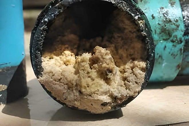 Non gettare olio e grassi nel lavandino! Nuova soluzione pulisce le fogne intasate