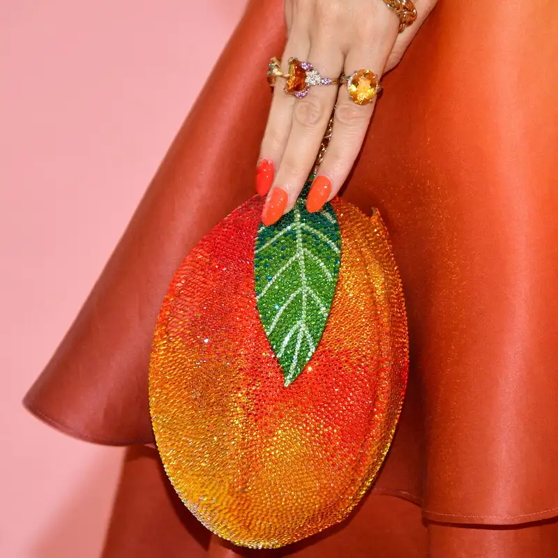 Orange nails: la manicure più juicy dell’estate 2025