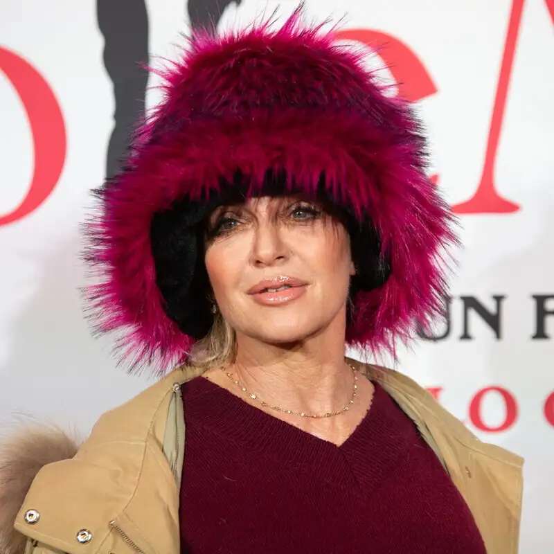 Paola Barale e quella volta in cui è stata paparazzata in topless. La showgirl punta il dito su Alfonso Signorini (con Giulia Salemi nel mirino)!