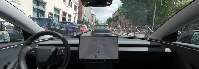 Una Tesla guida da sola tra le vie di Roma | Video