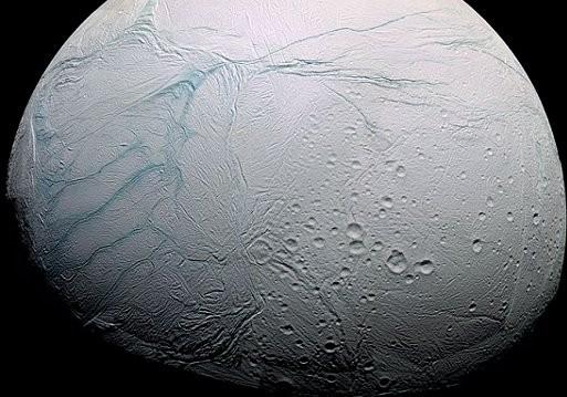 Encelado, l'oceano alieno che culla e sfida la vita