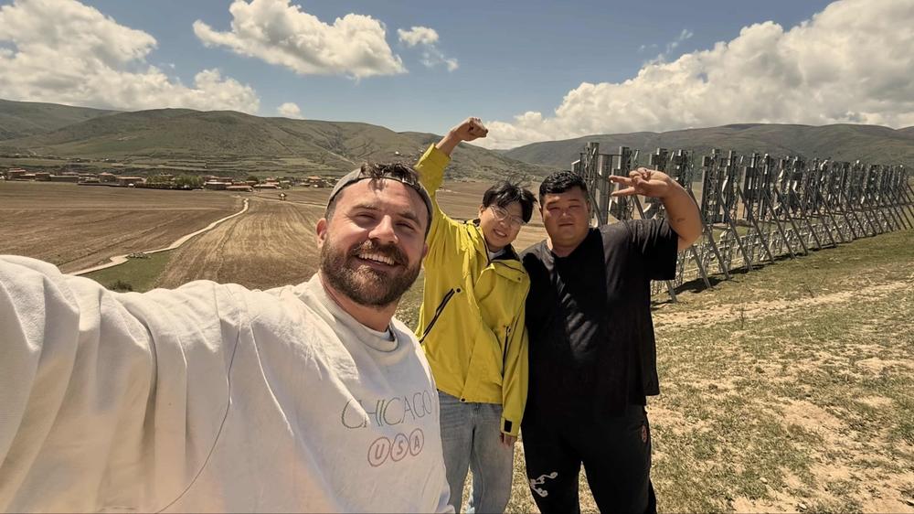 YouTuber hitchhikes across China’s biggest desert using only Google translate