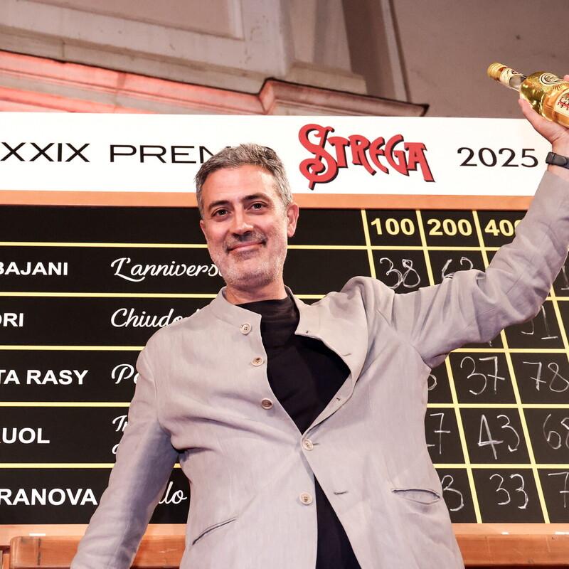 Andrea Bajani vince il Premio Strega 2025 con L'anniversario: la forza di recidere i legami tossici (anche quando sono la tua famiglia)