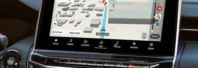 Stellantis porta sulle sue auto servizi di mobilità in tempo reale 4screen basati sulla posizione