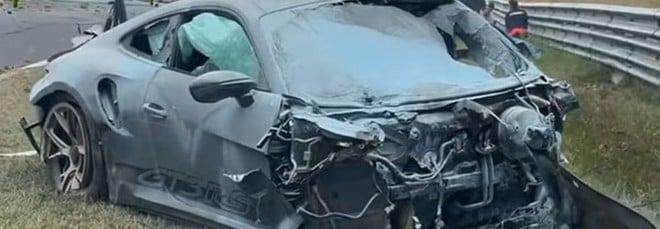 Porsche 911 GT3 RS vs BMW M2, terribile incidente al Nürburgring: fiamme in pista | Video