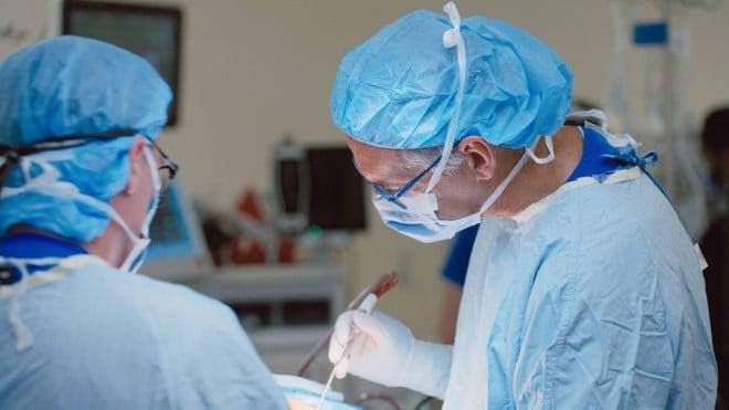 Neuralink debutta in Canada con i primi impianti cerebrali