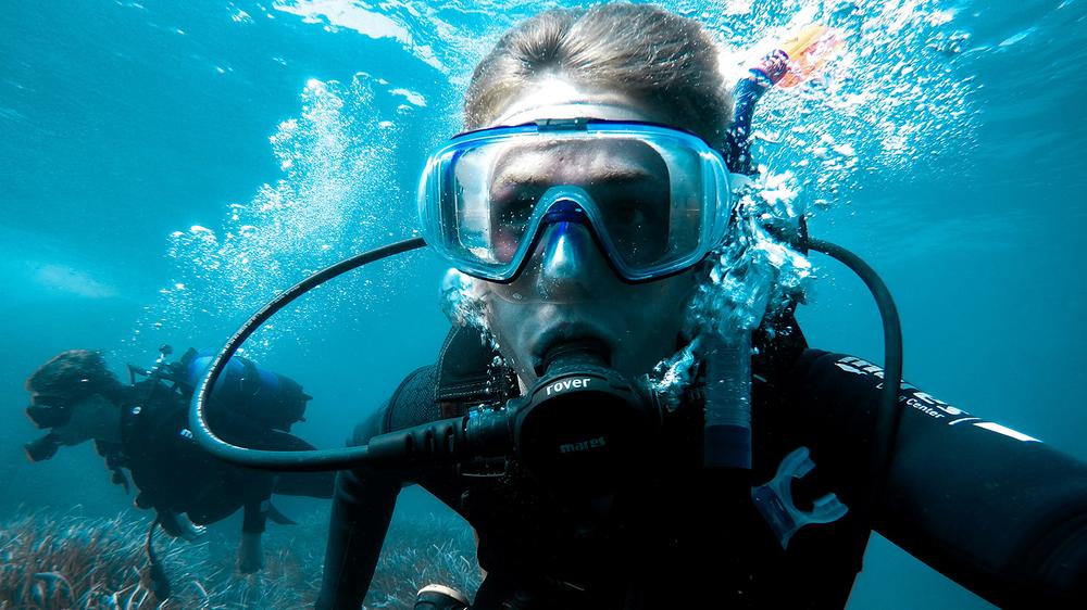 Florida man steals over $10K from Disney restaurant, escapes in scuba gear