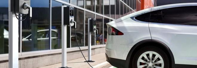 Auto elettriche nel mirino del Governo inglese: una tassa sui km percorsi. La proposta che fa discutere