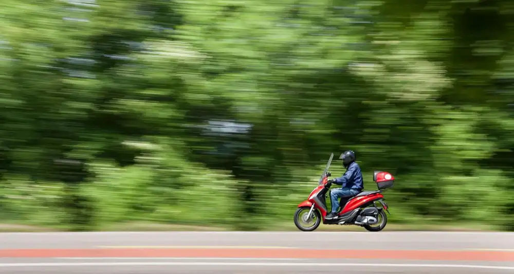 Catanzaro, rider costretto a consegnare un hamburger in provincia di Trieste per 2 euro e 50