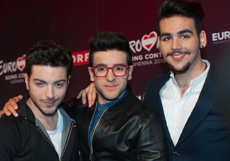 Inquadrato da solo a un concerto de Il Volo, la moglie lo lascia perché ascolta musica di merda