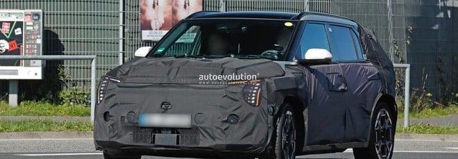 KIA EV3 GT sta arrivando, il debutto si avvicina: ecco cosa sappiamo