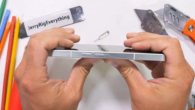 Nothing Phone (3) esce benone dai test di JerryRigEverything Bonus teardown