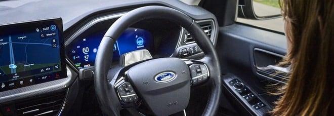 Novità Ford Kuga 2026, arriva BlueCruise: guida a mani libere in autostrada