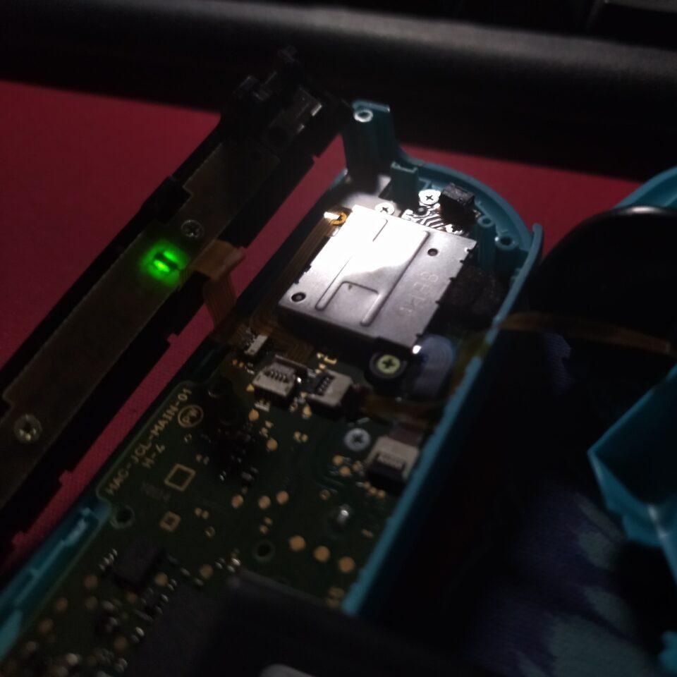 sistemanza dei joycojoni per giocare senza troppo sclerare (fix/riparazione Joycon drift con la carta)