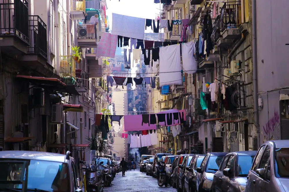 Boom di targhe polacche: la Polonia decide di spostare la capitale da Varsavia a Napoli
