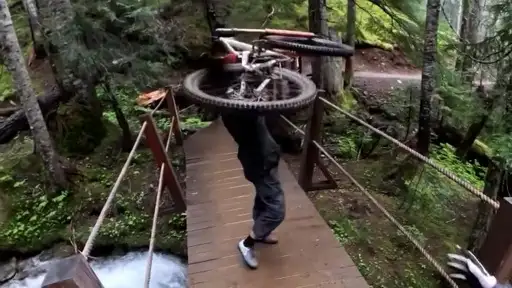 Biker squilibrato "viene buttato nel fiume"