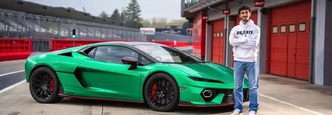 Francesco Bagnaia si diverte con la Lamborghini Temerario ad Imola | Video