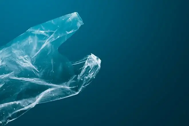 Inquinamento su spiagge e fiumi, ridotto con tasse e divieti sui sacchetti di plastica