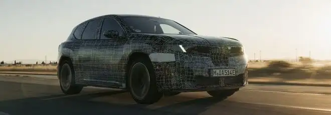 Nuova BMW iX3, la ricarica promette bene. Raggiunge i 403 kW di picco | Video