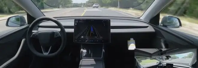 Una Tesla Model Y si è appena consegnata da sola ad un cliente
