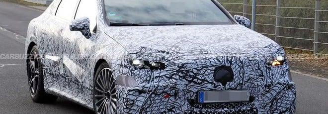 La nuova Mercedes Classe C elettrica si prepara a sfidare la BMW i3: test in corso per la berlina