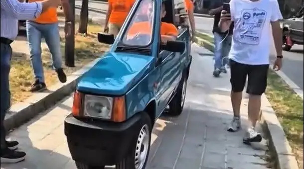 Questa è la FIAT Panda più stretta del mondo: solo 50 cm