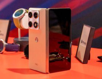 Motorola, ecco RAZR Fold: ultrasottile e con schermo interno da 8