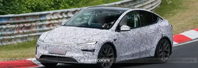 La nuova Tesla Model Y Performance è già su strada per i test: eccola al Nürburgring