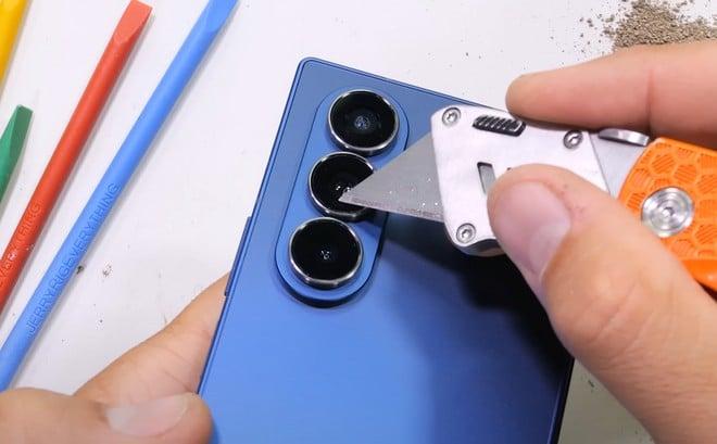 Galaxy Z Fold 7 resiste bene alle torture di JerryRigEverything