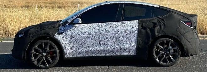 Nuova Tesla Model Y Performance, il debutto è vicino: ecco cosa sappiamo