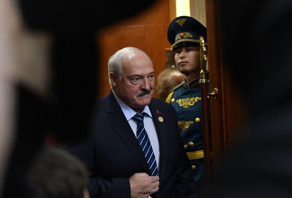Lukashenko resumes use of migrants to 'exert political pressure' on Europe, Ukraine's intelligence says