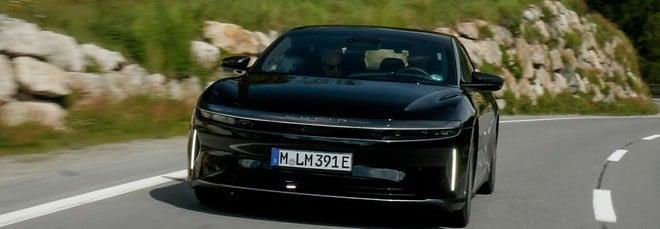 Una Lucid Air percorre oltre 1.200 km attraverso le Alpi senza ricaricare: è record del mondo