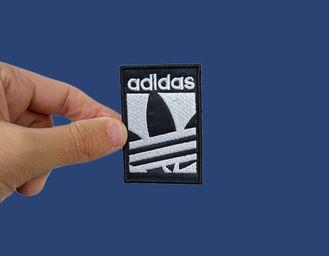 Spende 5 euro per una toppa Adidas su eBay e riceve 600 euro di multa: non era originale