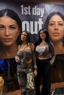 “We’re guilty for being ICONIC”: Two drunk OnlyFans models got arrested and pulled off a plane while doing splits