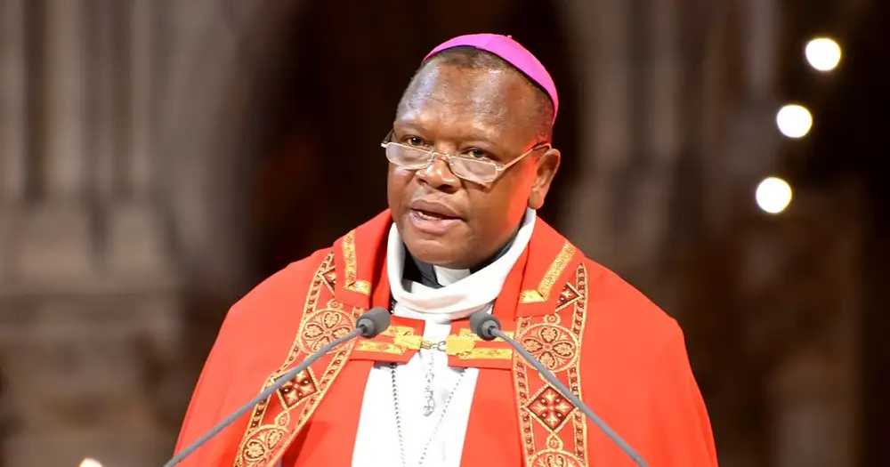 Besungu fraintende il sistema delle fumate e si barrica nel conclave: ” Sono io il vero Papa!”