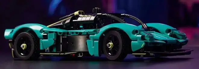 Aston Martin Valkyrie LEGO Technic, un'hypercar da oltre 700 mattoncini