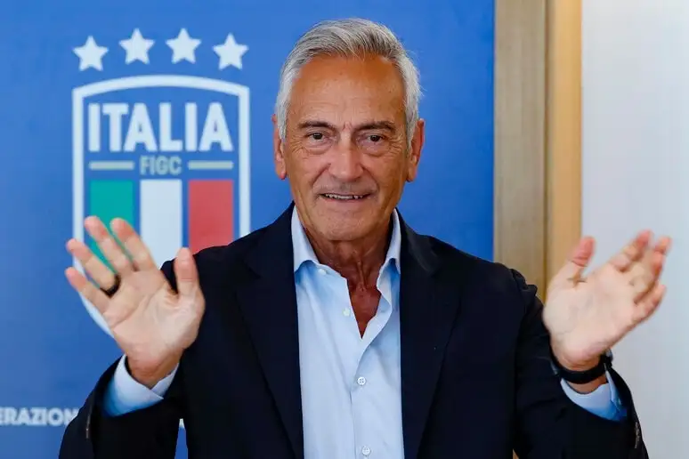 FIGC. Osteopata di Gravina lancia l’allarme: “Sono anni che non si alza da quella poltrona”