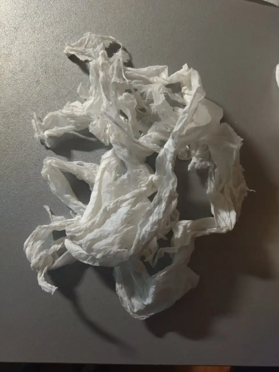 fazzoletto scancanato tra sporcizia e disordine!!!