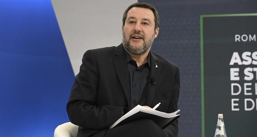 Meloni e Salvini scoprono che c’è gente che lavora pure nei weekend