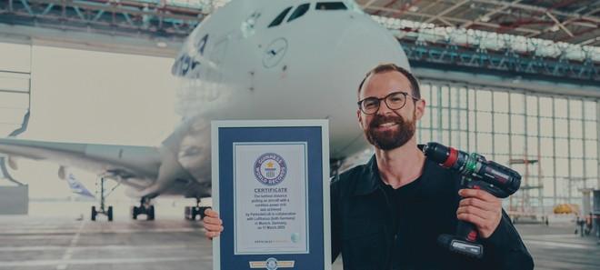 Trapano Parkside, impresa incredibile: nel Guinness per aver trainato un aereo