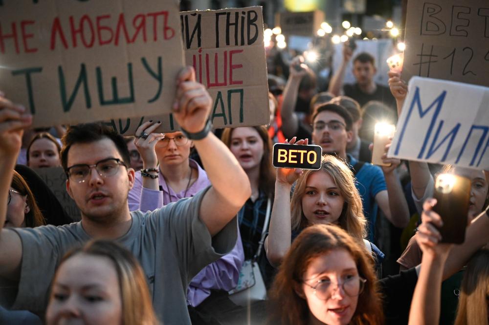 'We know how to stand up for our rights' — Ukrainians protest law threatening anti-corruption institutions