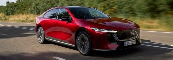 Nuova Mazda 6e, elettrica e premium: come va la berlina giapponese | Video