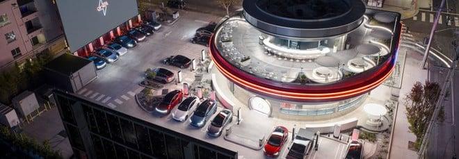 Elon Musk inaugura il primo Tesla Diner, un retro-futuristico ristorante con film e ricarica auto