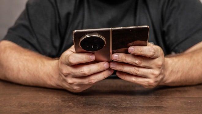 Honor Magic V5 re delle traduzioni: velocità da cloud con la privacy di un modello locale