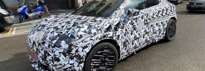 Nuova Nissan Juke elettrica, i test su strada sono iniziati: le prime foto spia