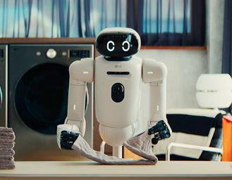 Il robot di LG lava, asciuga e piega i panni quando esci di casa