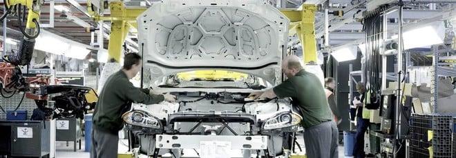 Jaguar Land Rover paralizzata: produzione ferma e 40.000 auto “sparite”. Che sta succedendo?