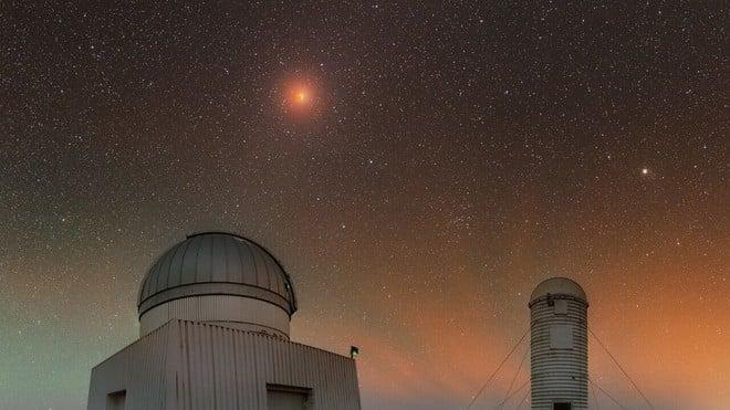 Eclissi di luna: il cielo del Cile si accende di colori magici